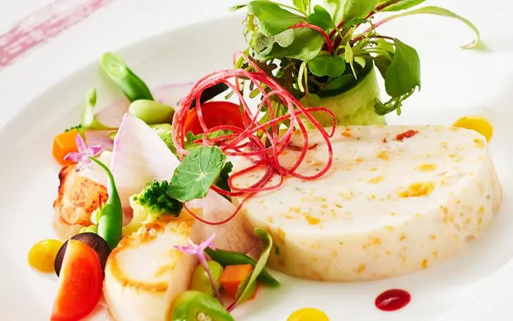 思わず写真に収めたくなる盛り付けも魅力的な婚礼料理。ゲストに心地よく食事を楽しんでもらうための上質なサービスも。