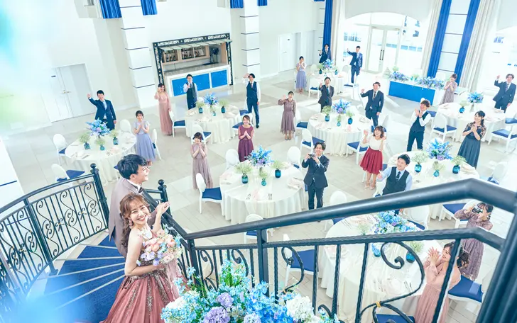 開放感溢れる披露宴会場
高い天井と大きな窓で非日常の開放感溢れる空間。入場はらせん階段からでドラマチックな演出を