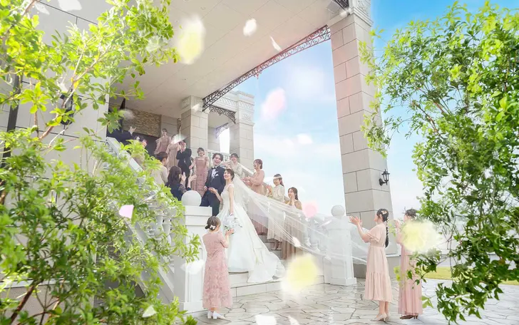 歴史を刻む花柄のステンドグラス
挙式の後は、ゲストからの祝福のフラワーシャワーで包まれ最高の瞬間を演出します