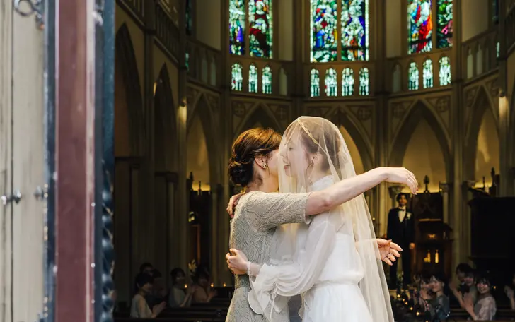 「幸せになってね」と母の手で花嫁を送るベールダウンのセレモニー。チャペル内が温かな空気で満ち溢れる