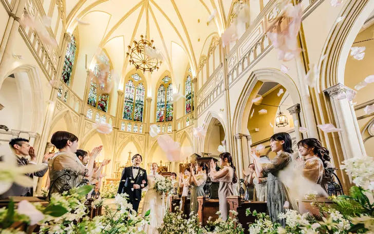 大聖堂の重厚な扉を開けると、まず目に飛び込んでくるステンドグラス。誓い合うふたりを優しく照らして…