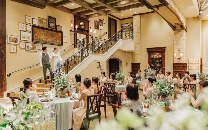 大きな窓からの眩い緑と陽光が降り注ぐ一軒家邸宅。木の温もり感じる居心地の良い空間で、リラックスできる