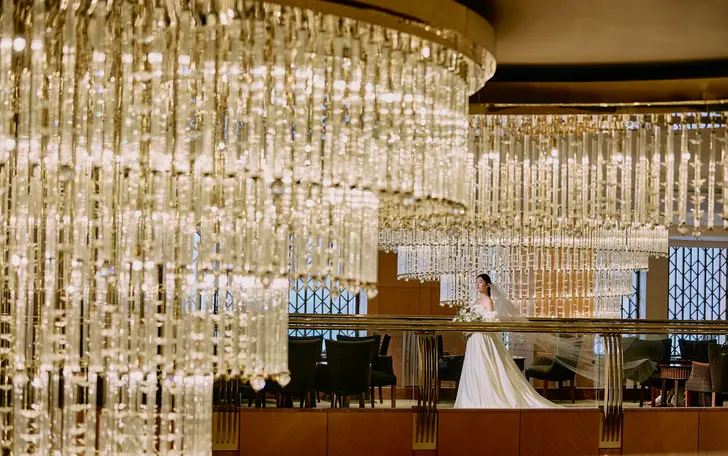 ターミナル駅「横浜」と直結で年配や遠方ゲストにも嬉しい立地。会場までの移動が少ないこともおもてなしに