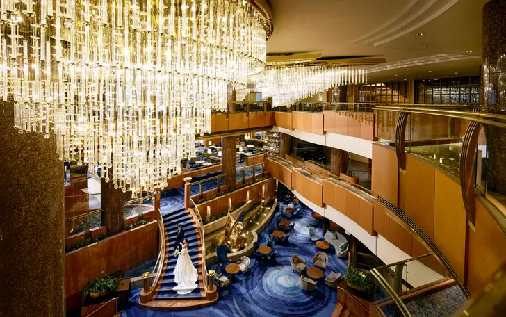 大階段で行う盛大な結婚式は、参列ゲストだけではなくホテルにいる全ての人から祝福してもらえることが魅力