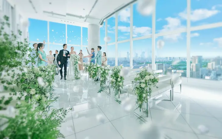 多くの高層ビルより上空に位置する天空のチャペル。日常では味わえない特別感を