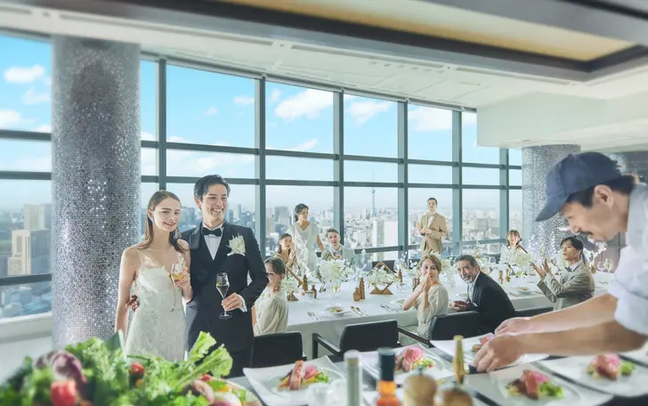 料理はゲスト一人ひとりのコースの進み具合に合わせて、最良のタイミングでテーブルへ届けられる