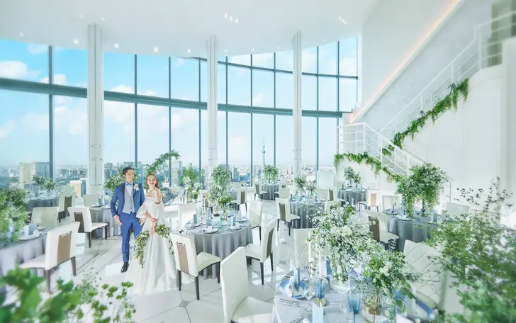 壁一面の大きな窓が開放的なパーティ会場