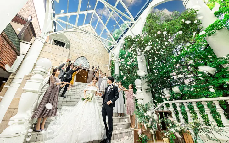 大階段は憧れのフラワーシャワーの祝福を！屋根付だから天気を気にせず当日を迎えられるので安心♪