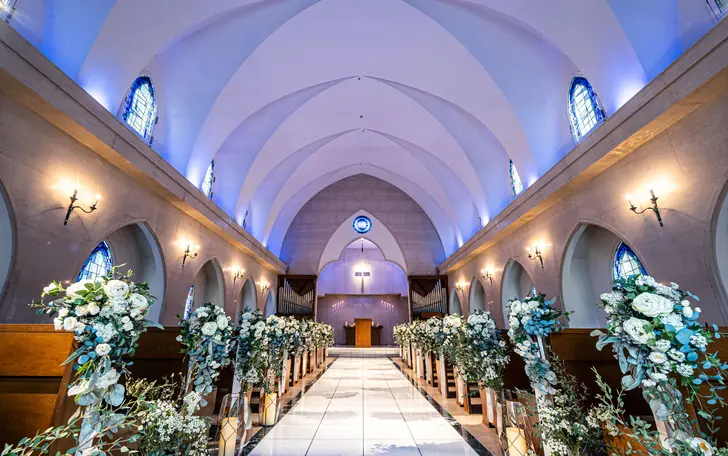 幻想的なブルーチャペルで雰囲気を変えて挙式も演出！教会式・人前式どんな挙式にも◎
