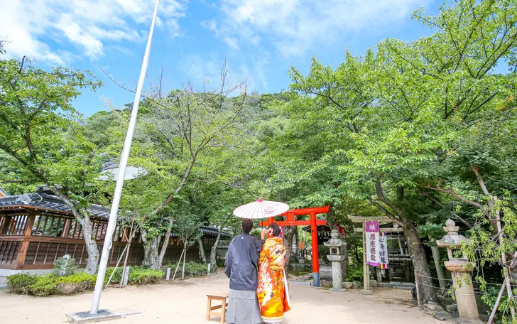 背面には神聖な山々に囲まれ撮影もまた記憶に残るひとときに