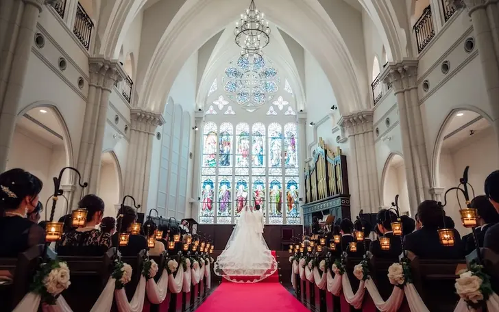 ドレス姿が映えるよう作られた5段の祭壇、バックショットだけでなく多方向から花嫁様の最高の瞬間を演出