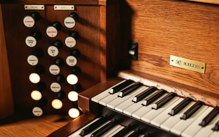 祈りを込めて歌う聖歌隊の賛美歌、パイプオルガンの荘厳な響きと、奏楽者による生演奏が聖堂の隅々にまで響きわたる