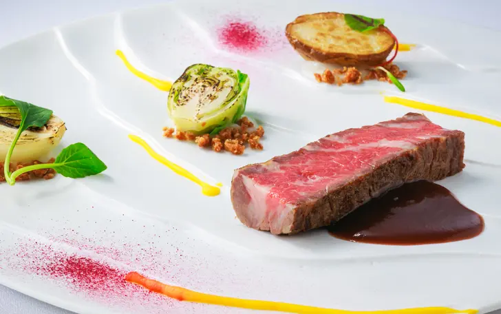 婚礼料理に特化するシェフがつくる一皿は、歴史と経験に裏打ちされ、幅広い年齢層のゲストを魅了する