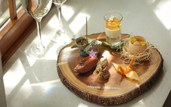 木のお皿や、食べられる折り鶴など、個性的であっと驚く楽しいお料理はゲストの心にきっと残る。