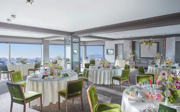 ホテル最上階ワンフロアを一組貸切にできる。北・西・南から自然光が降り注ぐ絶景でおもてなし