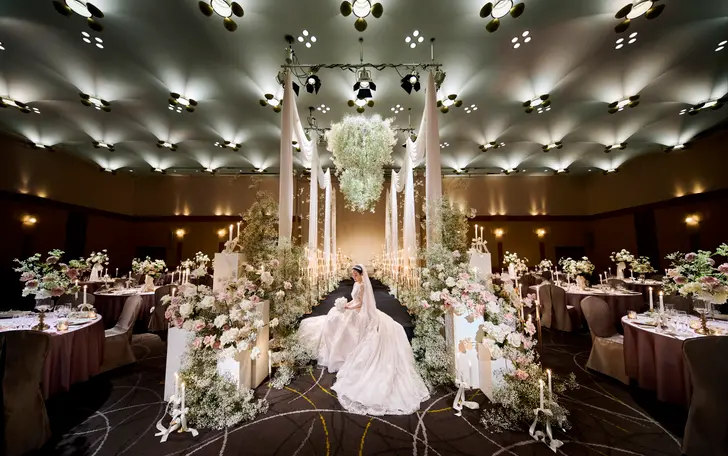 天井高7mのスケール、最大280名様収容で自由度の高いおふたりらしいウェディングが叶う