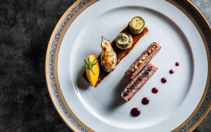 まだ福岡でなじみの薄かった洋食を浸透させた同ホテル。その名物料理は今もスペシャリテとして受け継がれている。