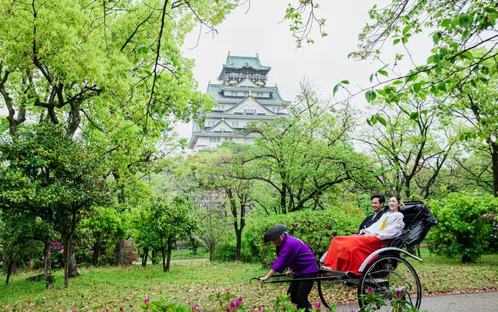 移動は人力車で。大阪城を背景に、おふたりの特別な時間を過ごせます。