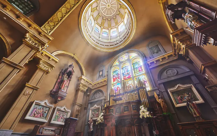 ステンドグラスから差し込む七色の光、〈天井高20ｍもの空間〉に響き渡るパイプオルガンの音色に包まれて…。