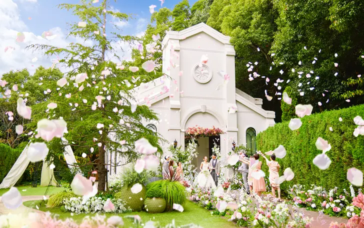 より華やかに進化したチャペルは幾種もの花や緑、ガーデンから優しい陽光が注ぎ、誓いのステージを彩る。