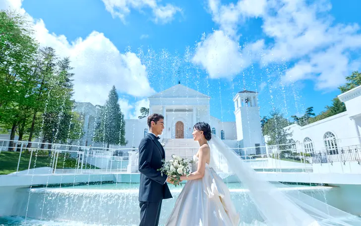 圧倒的なスケールを大階段。ゲスト全員に祝福のフラワーシャワーでお迎えされるシーンは忘れられない特別な瞬間*