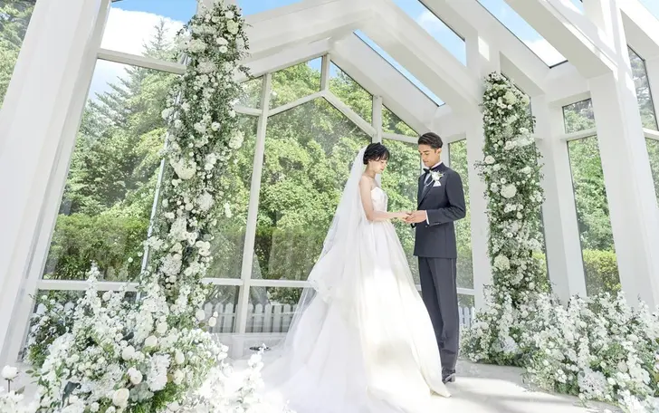 森そのものが祭壇になったチャペルは、どこまでも続く空、本物の緑、光に包まれる非日常ロケーションを大満喫！