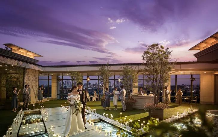 最上階に佇むスカイガーデンからはスカイツリーや新都心の景色を臨む眺望抜群の開放感溢れる空間。