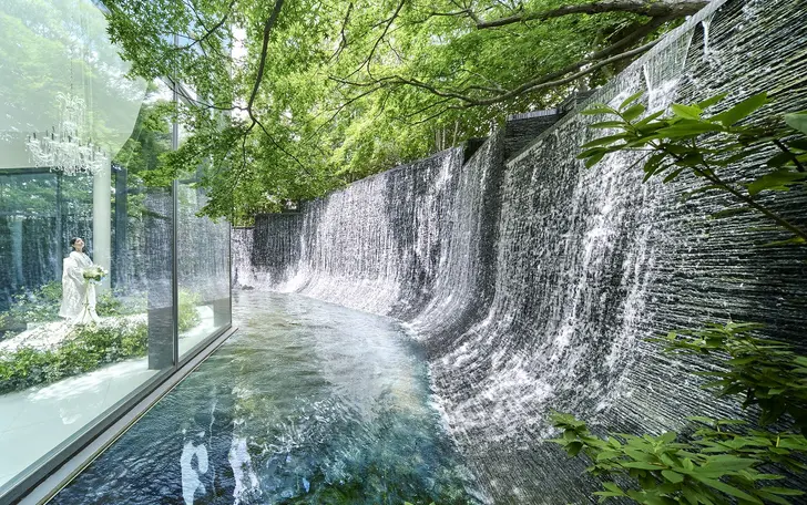 自然光と水の流れが優しくふたりを包む。大切な人たちとともにふたりのこれからを誓う