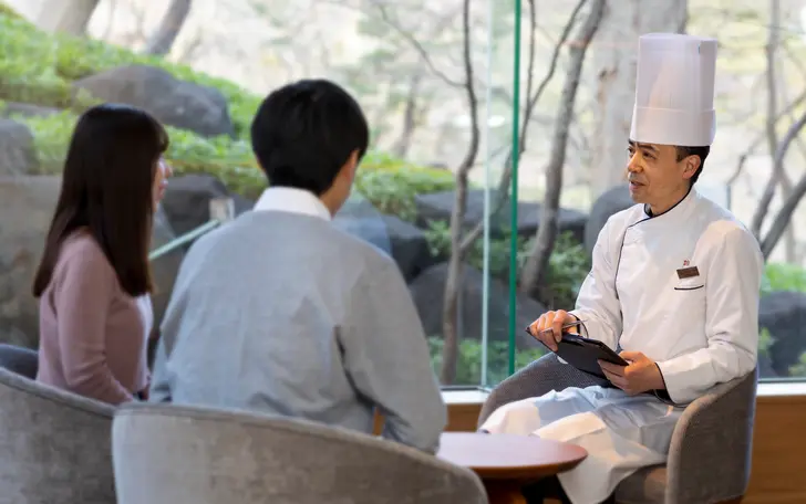 【おもてなし料理】
料理長との打ち合わせで丁寧にお伺いしながらおふたりだけの「おもてなし料理」を共に創り上げます。