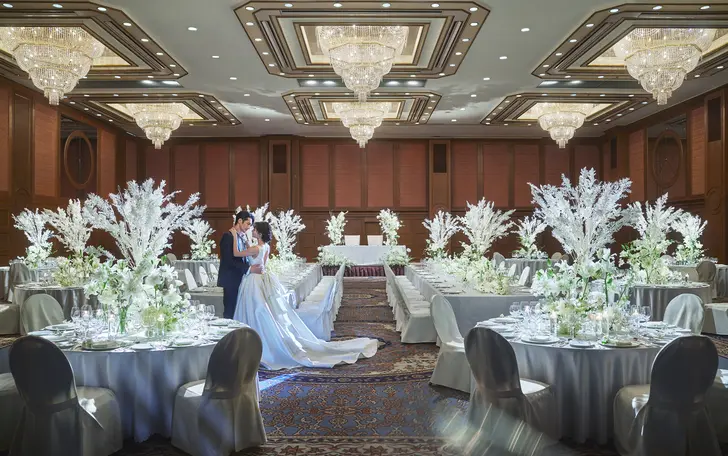 格式あるホテルのメインバンケットならではの天井高とラグジュアリーな空間