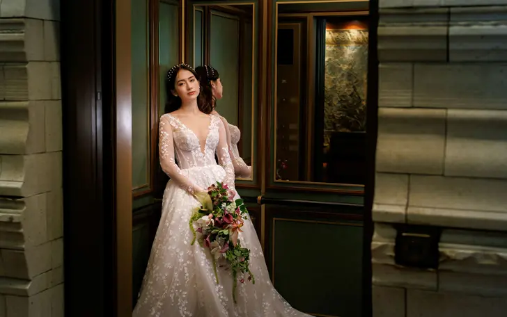 クラシカルな館内はどこでも絵になり、優雅な時間と非日常空間が皆様をいざないます。