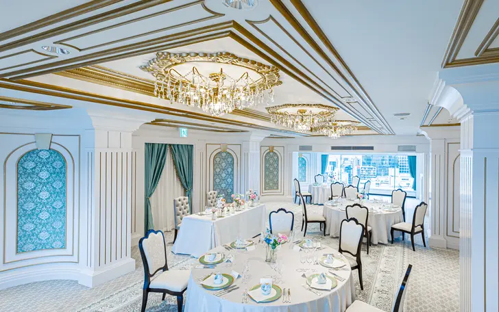 2025年8月9日、ホテル最上階の貸切会場がロココ調の華やかな空間へとリニューアル！