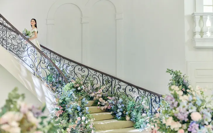 白を基調とした会場は様々なコーディネートが映えるのもポイント。想い出のもので自由に飾り付けができる。