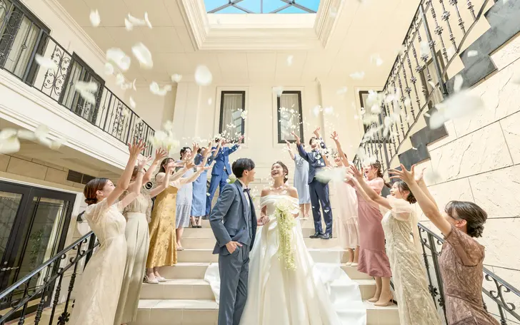 挙式後は大階段でゲストからフラワーシャワーの祝福を。屋根付きだから天気を気にせず当日を迎えられるので安心