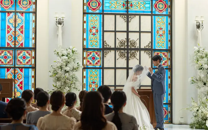 「自然光を受けたブルーの光がバージンロードに映り込んで素敵！」と一目惚れする花嫁も。宗教色なく、どんな挙式スタイルにも◎