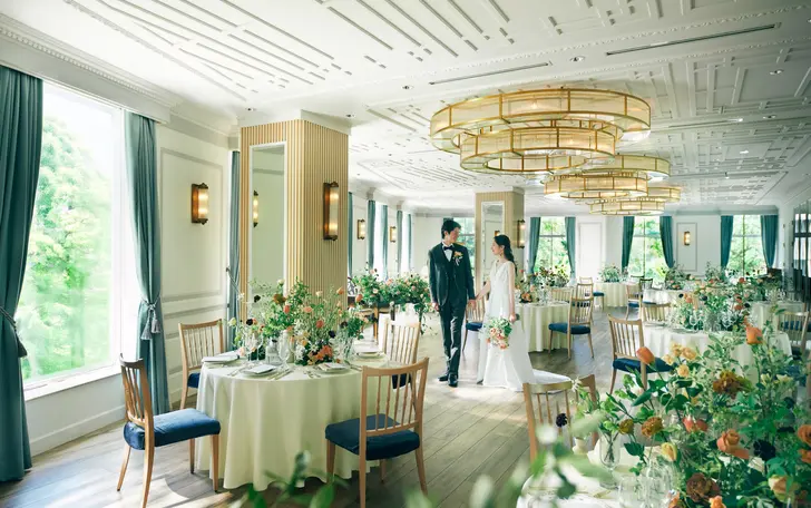 窓からの陽光で満ち、選び抜かれたインテリアに囲まれたパーティ会場（最大100名着席）式後はレストランとしてもご利用可能