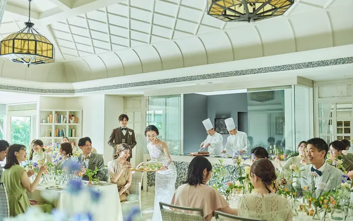 オープンキッチンから振る舞われる出来立ての料理は、ゲストの笑顔が溢れる最高のおもてなしに