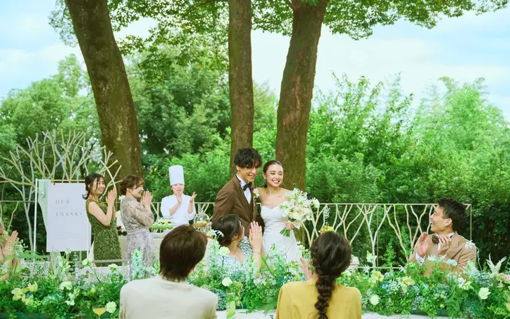 併設された緑に囲まれたガーデンでデザートビュッフェも愉しめます