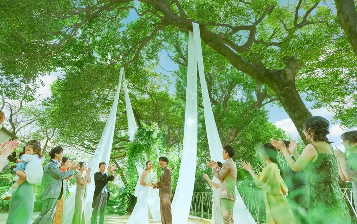 ガーデンでの挙式も人気でカジュアルに愉しみたい新郎新婦に選ばれています