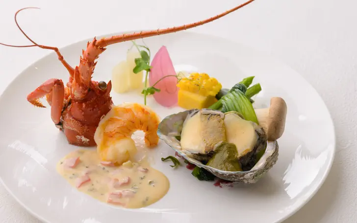 お箸でお召し上がりいただく和洋折衷のスタイルは、幅広い年代のゲストにもおすすめです。