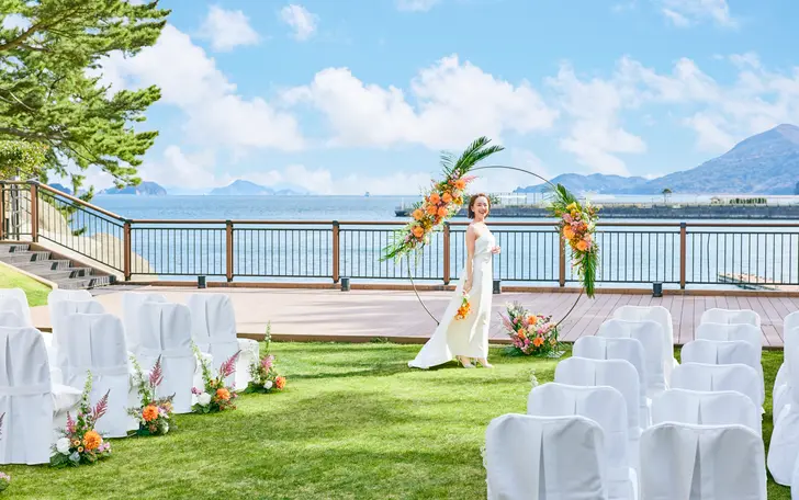 木々が揺れる音など自然を感じられるガーデンで、ナチュラルで洗練された挙式時間を