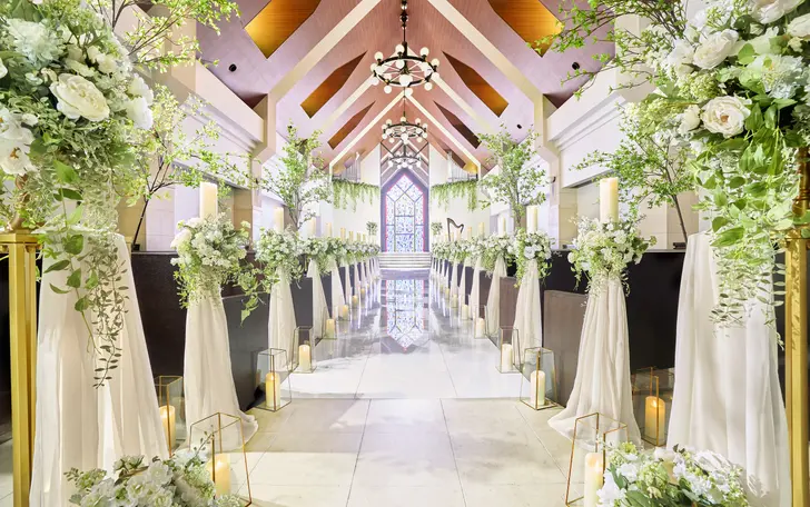 18メートルの圧巻バージンロード。ブルーのステンドグラスの煌めく幻想的なチャペル。