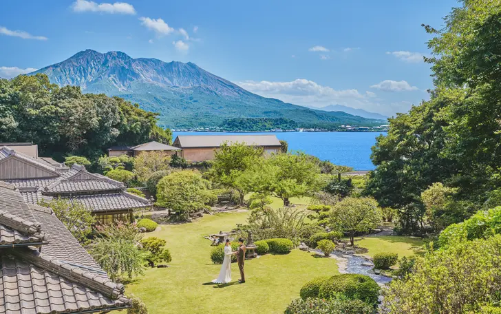 四季折々色づく花々が季節の訪れを感じる中で開放感溢れるウエディング