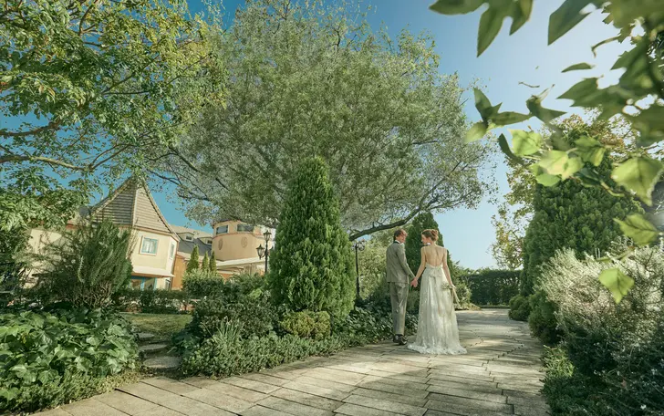 四季ごとに美しい表情を見せる庭、テラコッタの屋根の建物、クラシカルな風城の邸宅など外国を旅する気分に