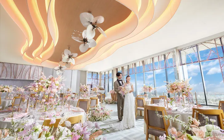 光に表情を与える透かし彫りや、砂浜をイメージした空間デザインが穏やかに流れる時間を演出してくれる