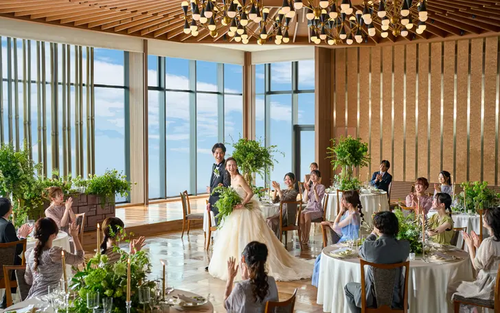 木の質感を活かしたミッドセンチュリーな会場。テーマパークの絶景を独占しながらプライベートパーティを