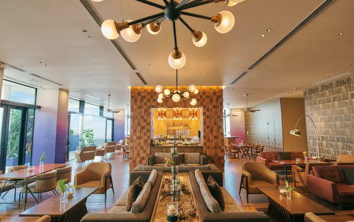 ゲストを最初に出迎えるラウンジは、パーティ会場と変わらないスペースが確保された広々とした空間