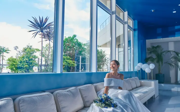 窓から差し込む陽光が空間を満たし、ベイサイドの景色を眺めながらリラックスした一日に身を委ねて過ごせる