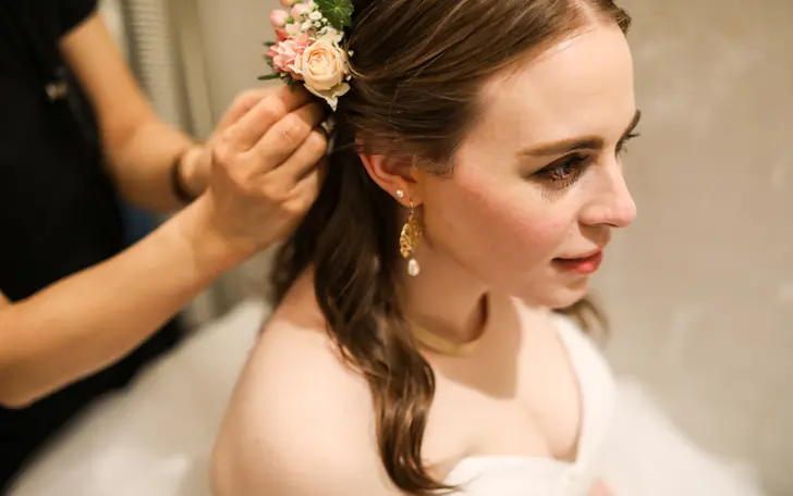 必要不可欠なスタッフは自社運営し、各分野のプロは経験豊富なフリーランスと提携しているため、手数料を削減し、低価格でご案内