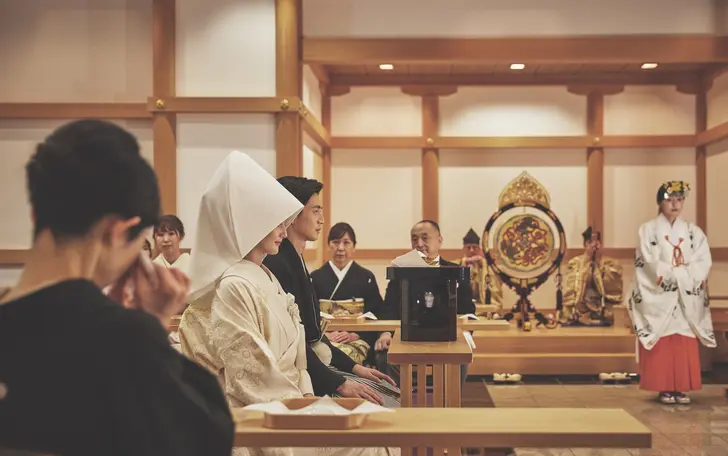 桶の水を柄杓ですくい、手を清める手水の儀からはじまるセレモニー。
古来からの伝統を受け継ぐ本格的な神殿です。